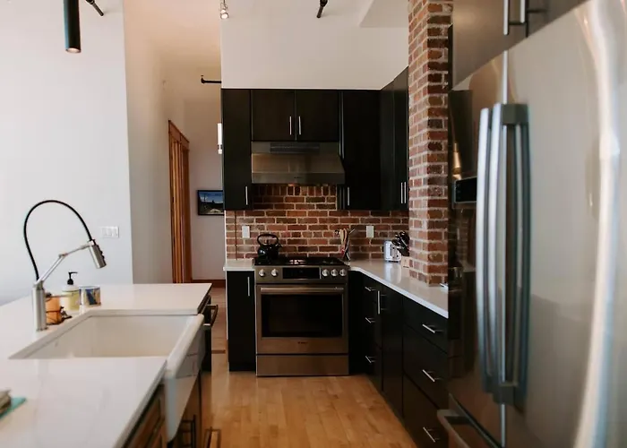 Chic 3br Industrial Loft Main St W Garage Holiday home *