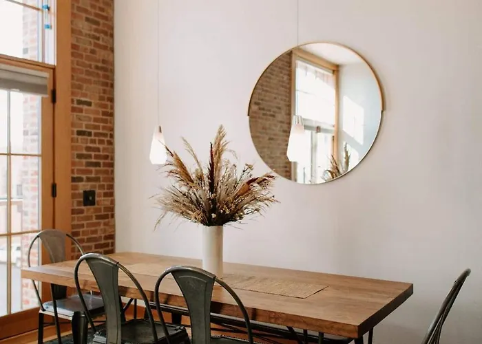 Holiday home Chic 3br Industrial Loft Main St W Garage *
