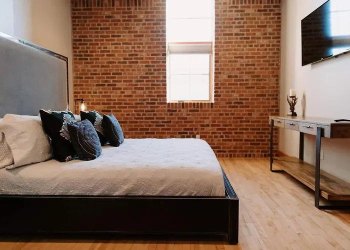 Chic 3br Industrial Loft Main St W Garage