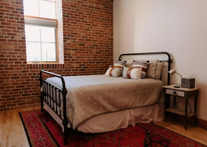 Chic 3br Industrial Loft Main St W Garage Holiday home