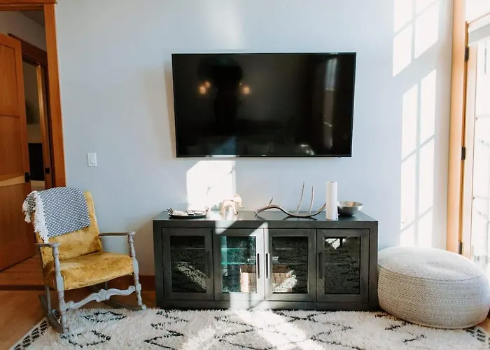 Chic 3br Industrial Loft Main St W Garage *