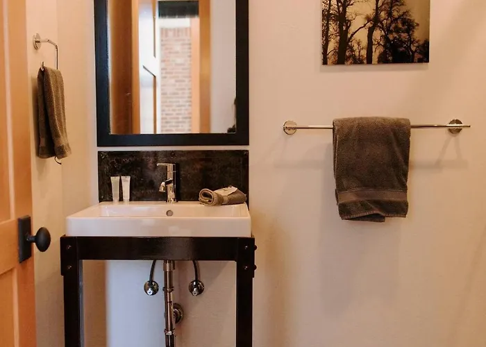 Chic 3br Industrial Loft Main St W Garage * Sheridan