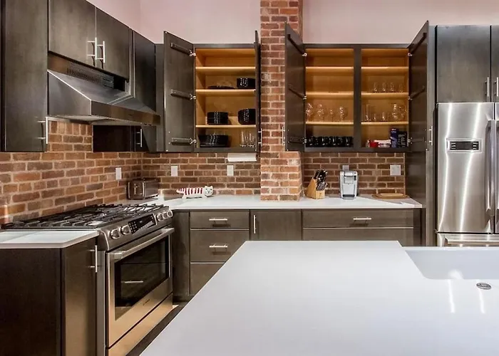 Holiday home Chic 3br Industrial Loft Main St W Garage