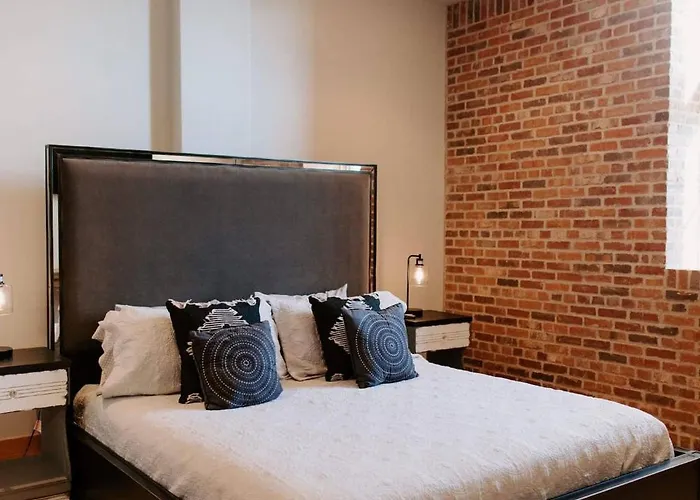Chic 3br Industrial Loft Main St W Garage Holiday home