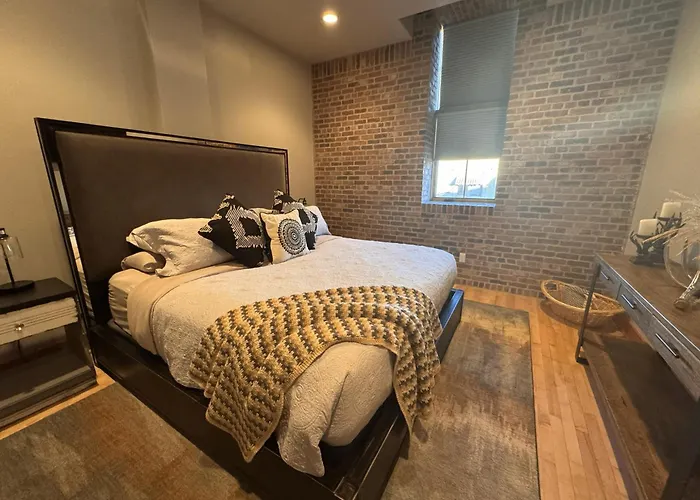 Chic 3br Industrial Loft Main St W Garage *