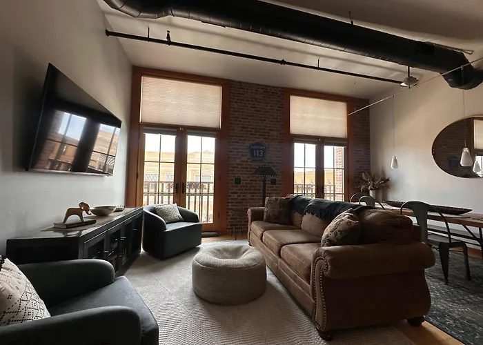 Chic 3br Industrial Loft Main St W Garage *